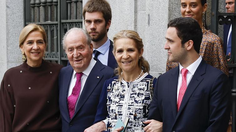 Ovación a Juan Carlos I en la calle Serrano a su llegada a la boda de Martínez-Almeda y Teresa Urquijo