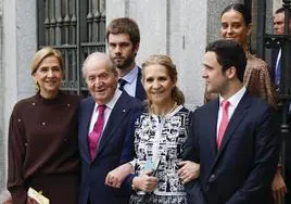 Ovación a Juan Carlos I en la calle Serrano a su llegada a la boda de Martínez-Almeda y Teresa Urquijo