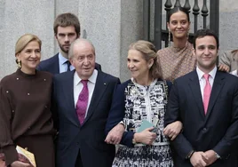 Juan Carlos I, entre aplausos y vivas al Rey, pidió una foto familiar tras la boda de Almeida