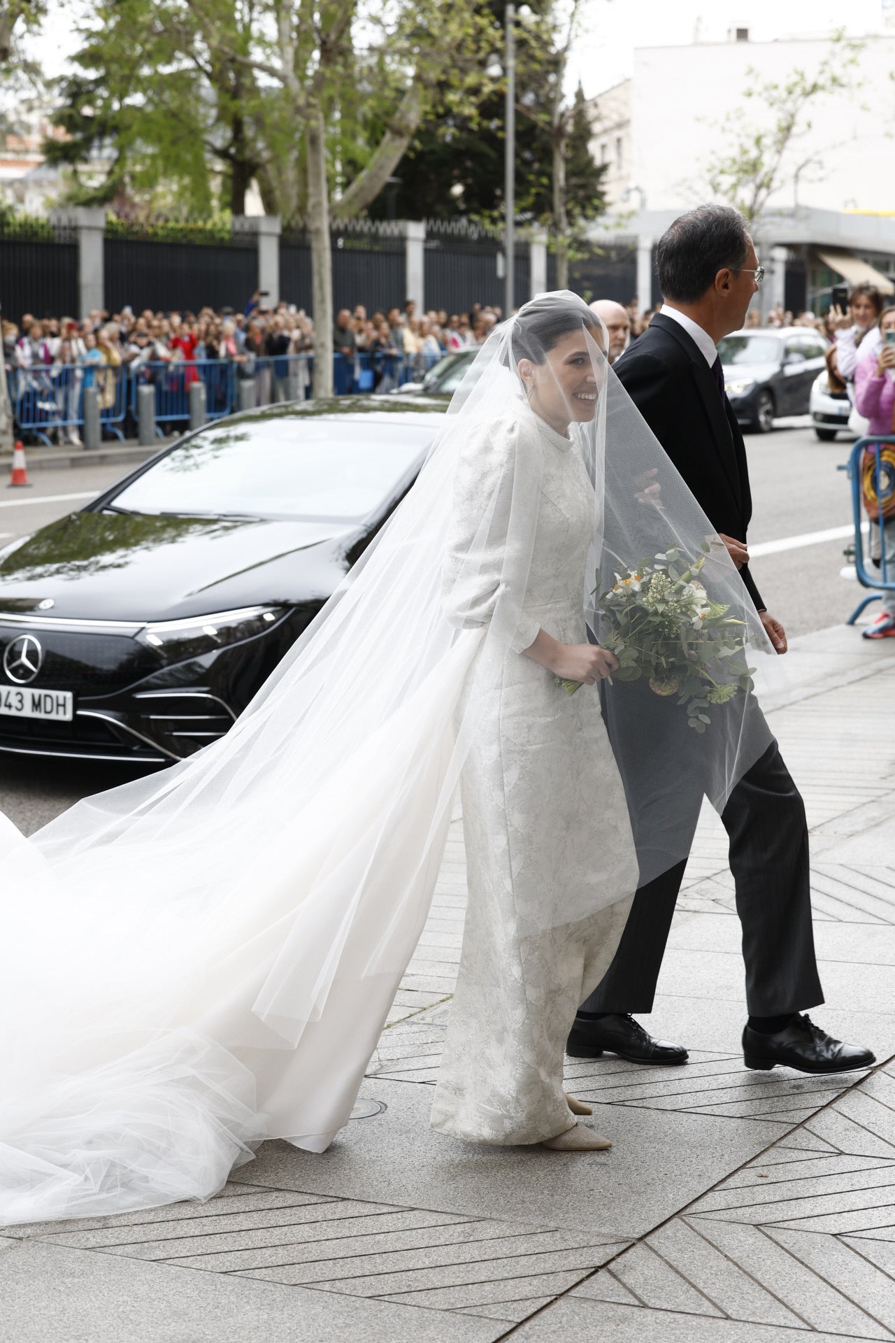 La novia, Teresa Urquijo, llega a la parroquia San Francisco de Borja de Madrid