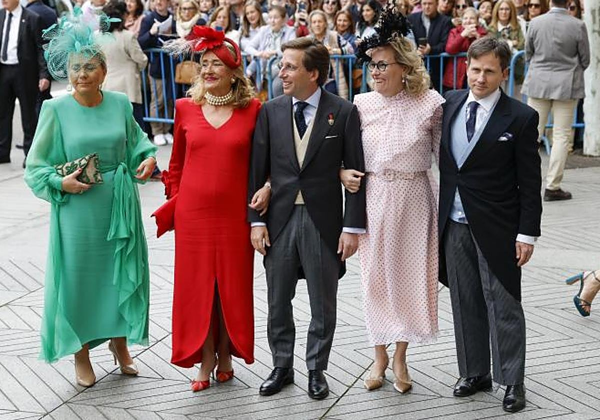 Mayi, la segunda por la derecha.