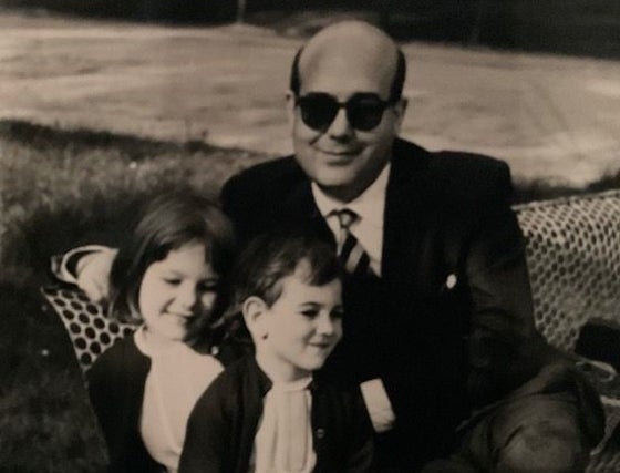 Luisa Martín con su padre y su hermana mayor