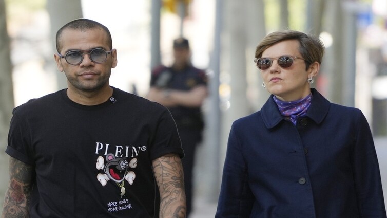 Dani Alves salda su deuda de 150.000 euros con Neymar tras recibir un duro mensaje de su padre