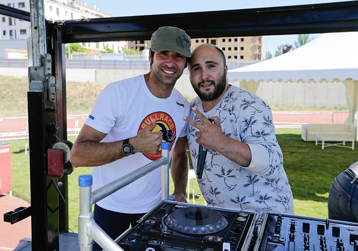 Cayetano posa junto a su hermano Kiko Rivera antes de una sesión de música.