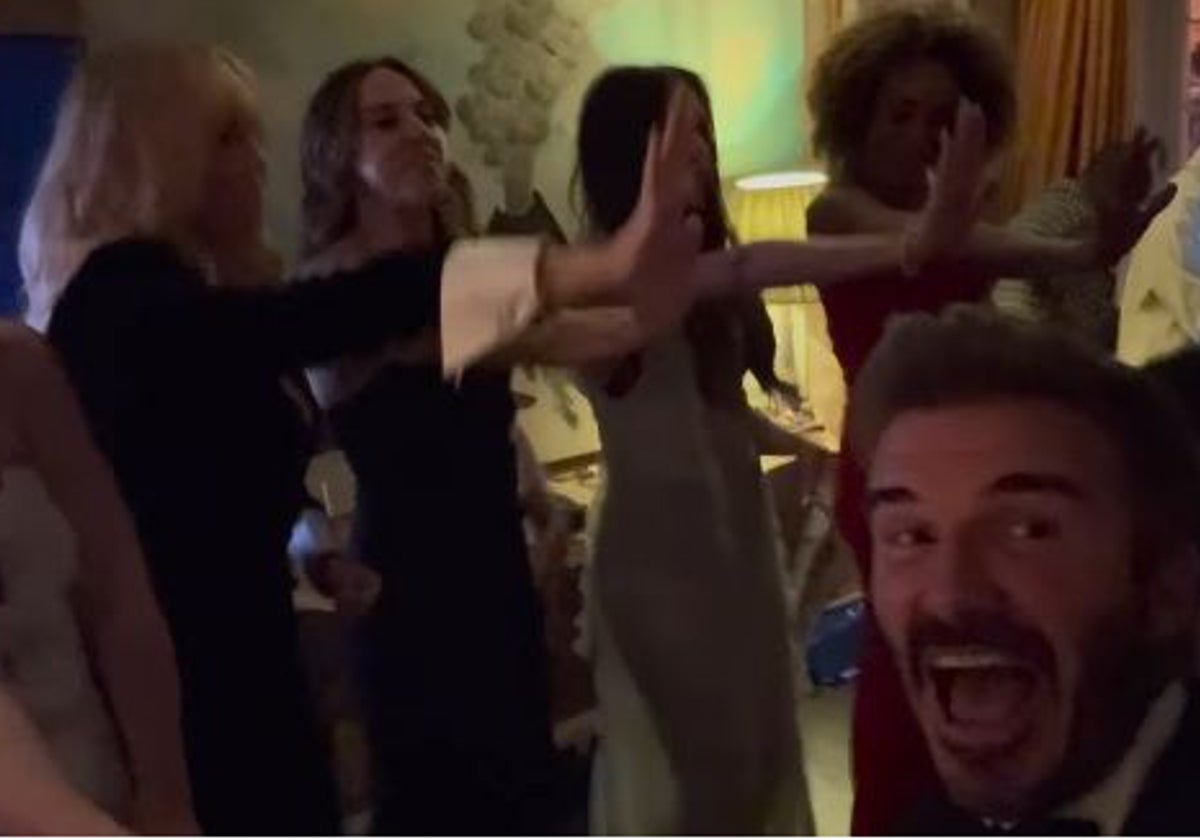 Davic Beckham grabando la actuación de las Spice Girls en el 50 cumpleaños de su esposa