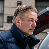 Alec Baldwin tira el teléfono de una activista tras ser increpado para hacer un vídeo a favor de Palestina