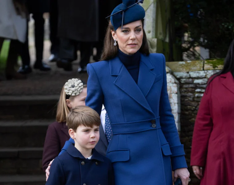 El Príncipe Luis junto a su madre el día de la misa de Navidad