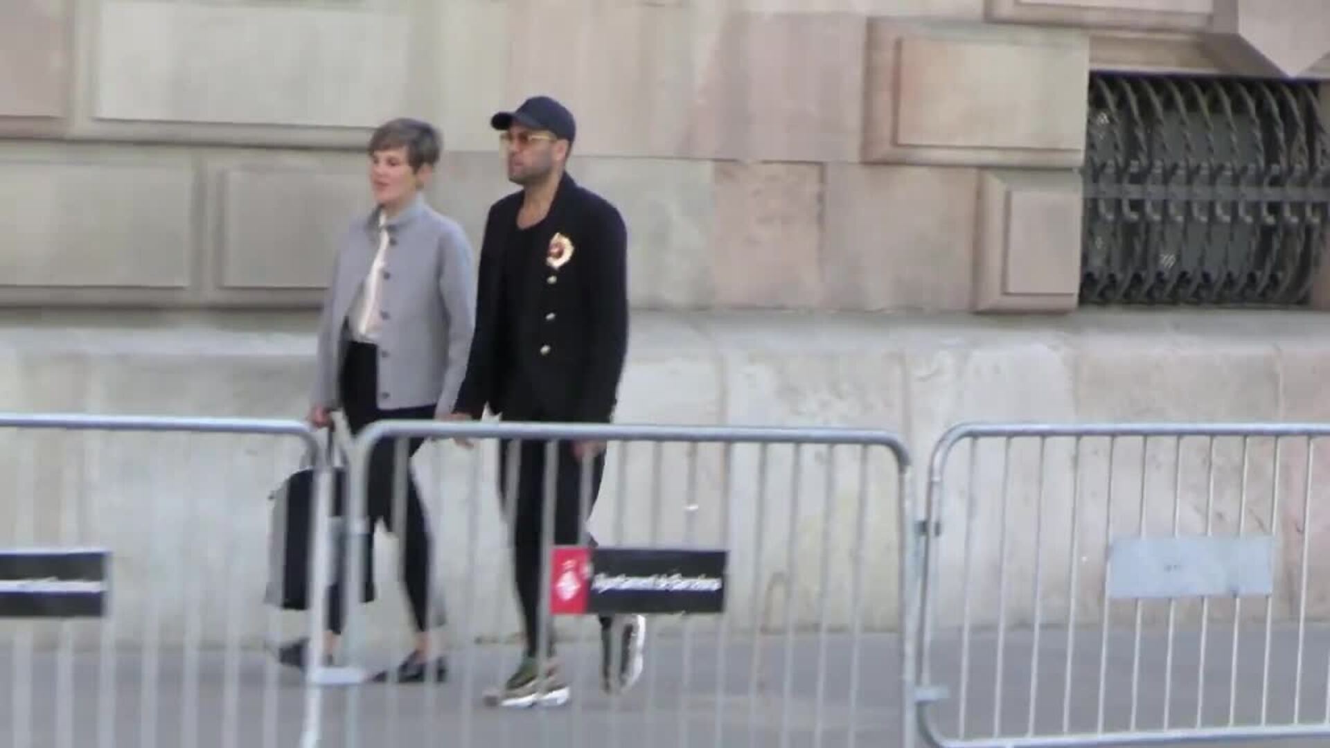 Dani Alves utiliza el mini que le regaló a Joana Sanz para ir a firmar a la Audiencia