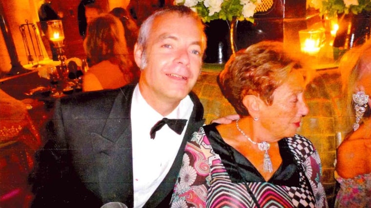 Julio Torres con su madre Joaquina, recientemente fallecida