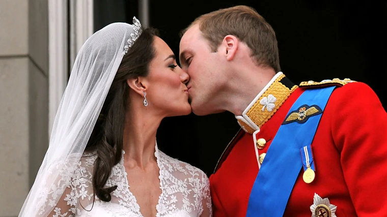 El Príncipe Guillermo y Kate Middleton se besan por primera vez como marido y mujer
