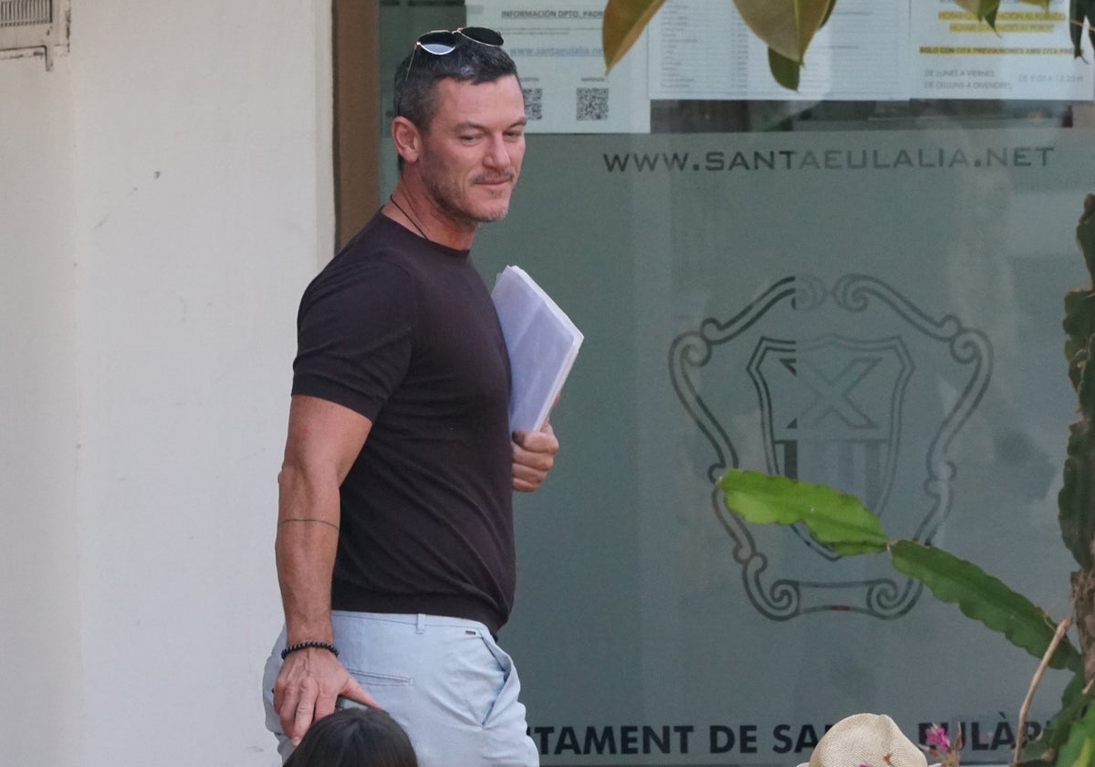 Luke Evans, paseando por Ibiza durante unas recientes vacaciones por España.