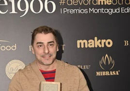 El chef Jordi Roca recibe un premio en un evento reciente.