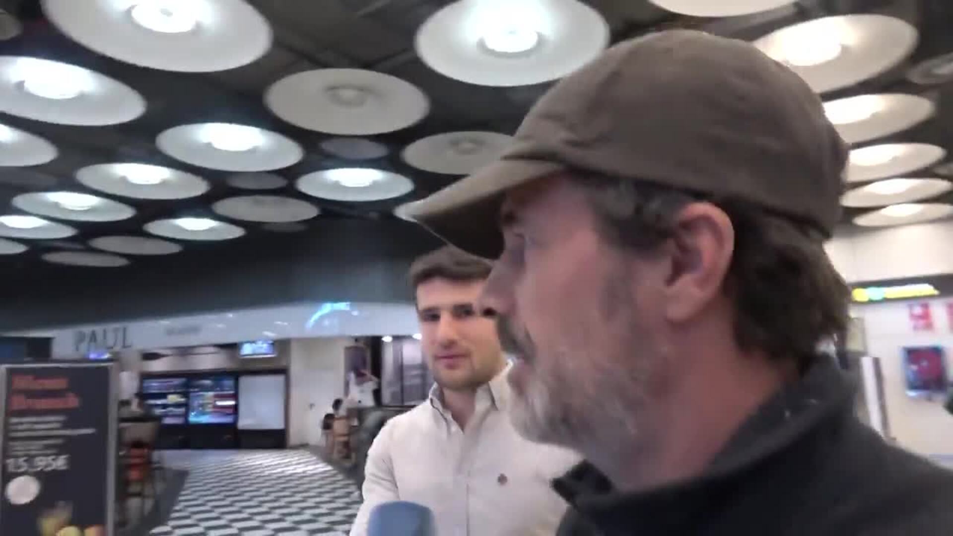 Rodolfo Sancho da la espalda a la prensa a su llegada a Madrid tras el juicio de su hijo