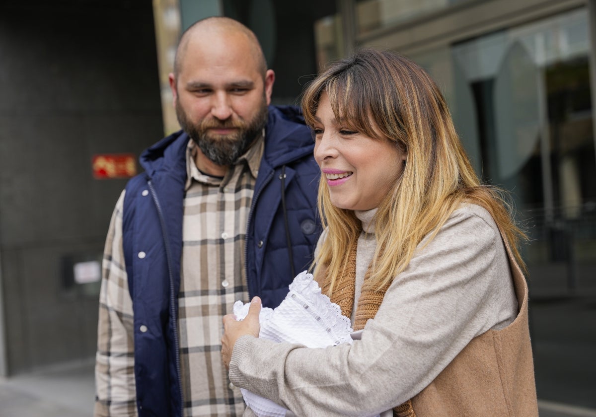 Gisela y su marido, José Ortega, nada más dar a luz al pequeño Indiana.