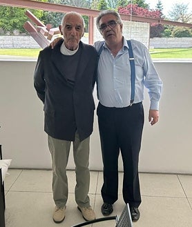 Imagen secundaria 2 - Arriba, Joaquin Torres acompañado por su hermana Mayre y su sobrino el día de su boda. Izquierda, la urbanización de Las Encinas. Derecha, Juan Torres Piñón junto a su hijo Andrés