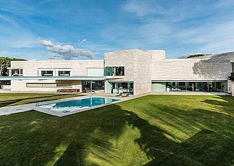 Imagen secundaria 1 - Arriba, Joaquin Torres acompañado por su hermana Mayre y su sobrino el día de su boda. Izquierda, la urbanización de Las Encinas. Derecha, Juan Torres Piñón junto a su hijo Andrés