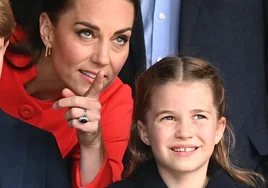 Kate Middleton junto a su hija Carlota