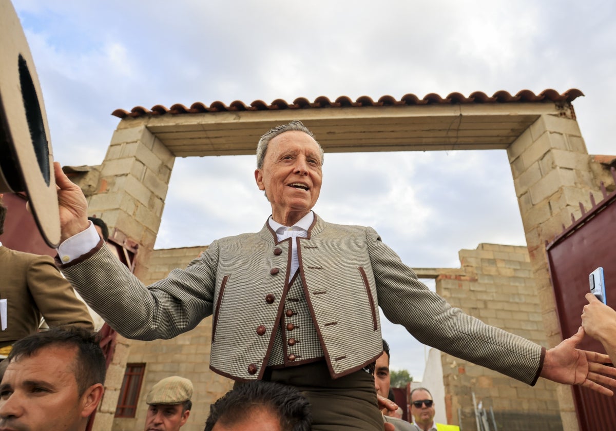 José Ortega Cano sale a hombros después de su exhibición en la Plaza de Toros de Villanueva de la Fuente