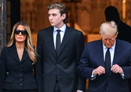 Barron Trump junto a sus padres