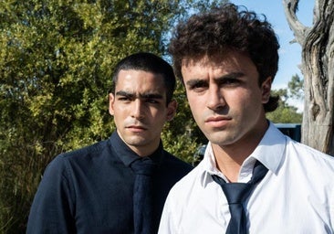 El actor Itzan Escamilla confirma su relación con un famoso compañero de 'Élite'