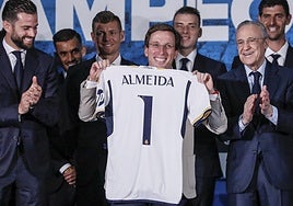 El capitán del Real Madrid, Nacho Fernández, 'enfrenta' a José Luis Martínez-Almeida y su mujer, Teresa Urquijo