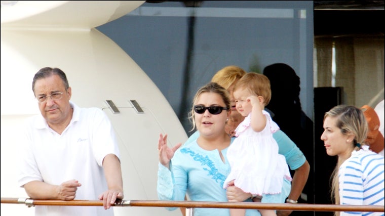 Florentino Pérez junto a su familia durante unas vacaciones
