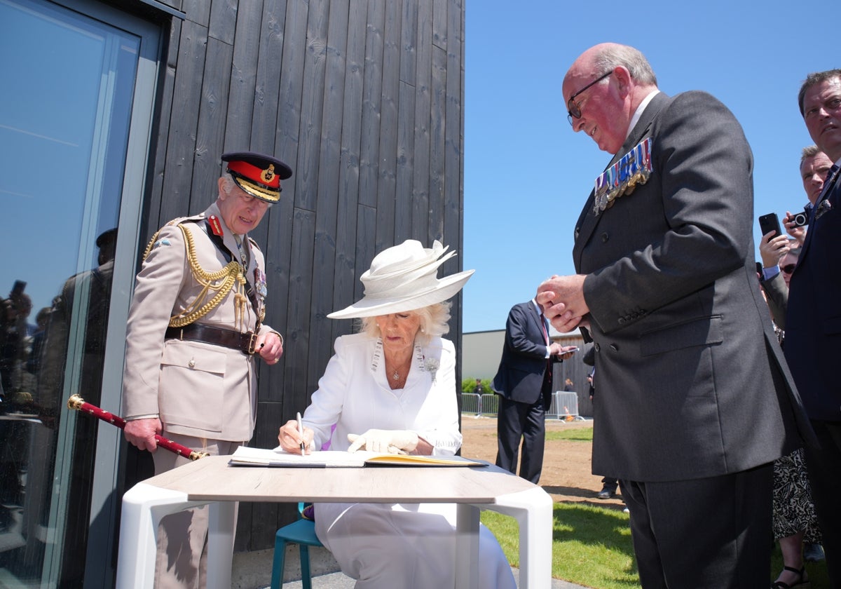 El Rey Carlos III y la Reina Camila, durante los actos del 80º aniversario del D-Day.