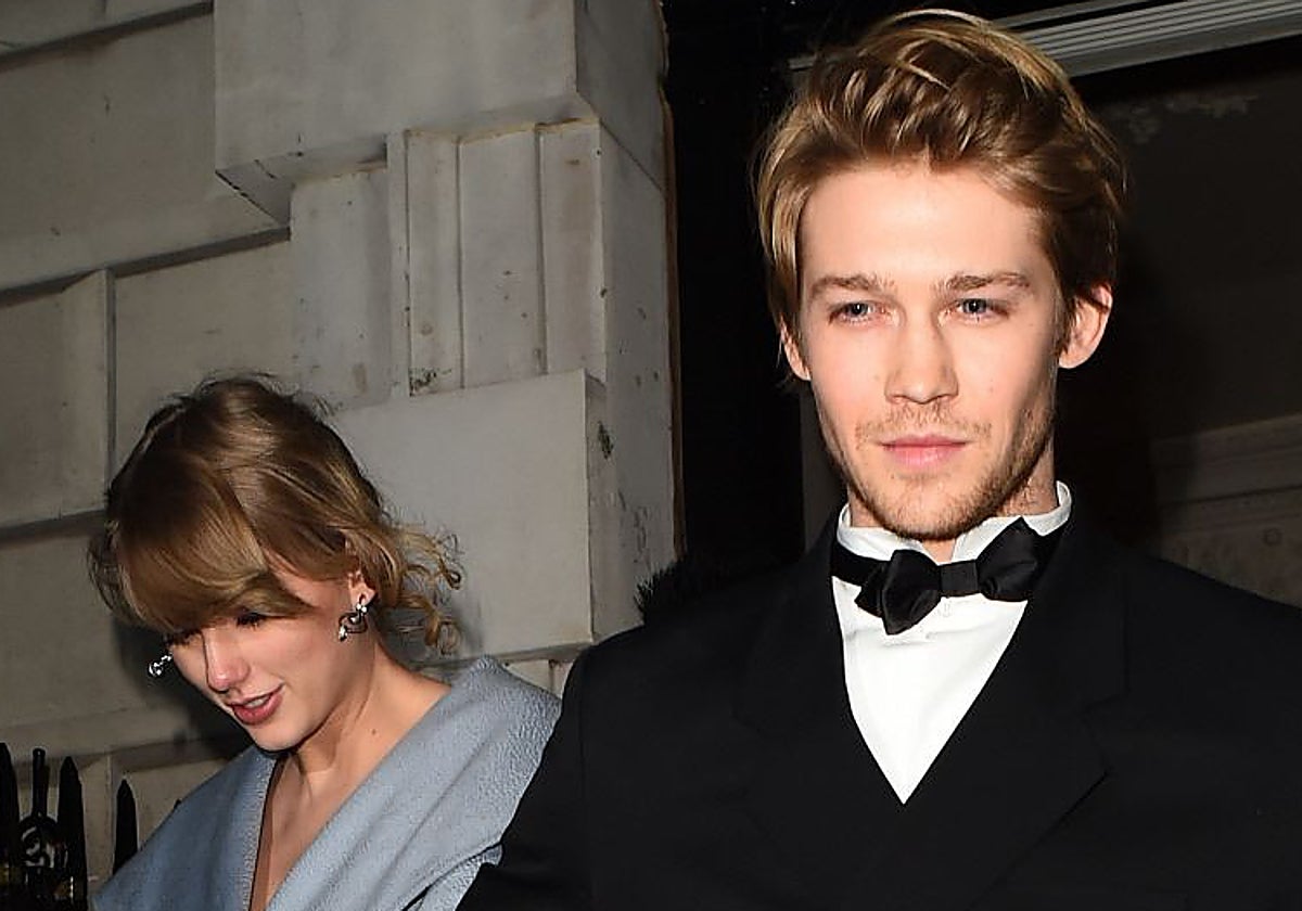 Joe Alwyn junto a Taylor Swift en una foto de archivo