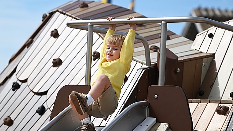 El Duque de Halland disfrutando del parque infantil