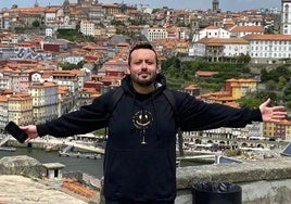 Hallan muerto al actor Álex Araya en un apartamento tras quedar con dos chicas por una aplicación de citas