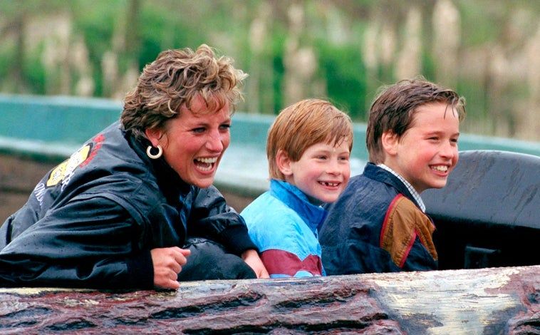 Imagen principal - Arriba, Diana de Gales juntos a sus hijos, Harry y Guillermo. Izquierda, junto a Carlos el día de su boda. Derecha, algunas de las flores que dejaron los ciudadanos británicos en las calles tras enterarse de su muerte