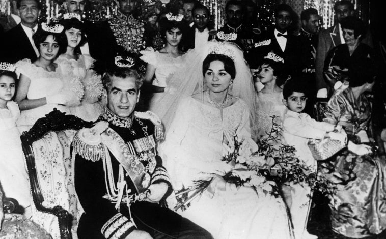 Imagen principal - Arriba, Mohamed Reza Pahlevi y Farah Diba el día de su boda. Izquierda, el matrimonio con dos de sus hijos, el Príncipe Reza y la Princesa Farahnaz, en unas vacaciones en 1967. Derecha, la última emperatriz de Irán durante la Opera de Paris en 1961