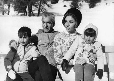 Imagen secundaria 1 - Arriba, Mohamed Reza Pahlevi y Farah Diba el día de su boda. Izquierda, el matrimonio con dos de sus hijos, el Príncipe Reza y la Princesa Farahnaz, en unas vacaciones en 1967. Derecha, la última emperatriz de Irán durante la Opera de Paris en 1961