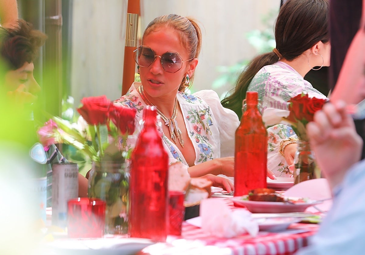 Los 55 de Jennifer Lopez al estilo 'Bridgerton' y sin Ben Affleck