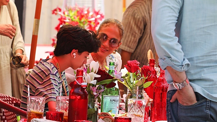 Los 55 de Jennifer Lopez al estilo &#039;Bridgerton&#039; y sin Ben Affleck