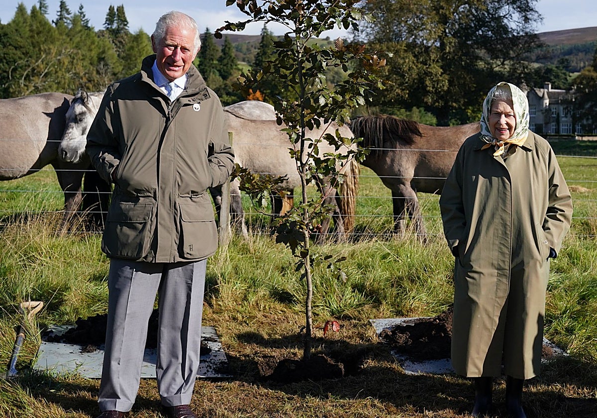 El Rey Carlos III y su madre, la difunta Isabel II, en Balmoral