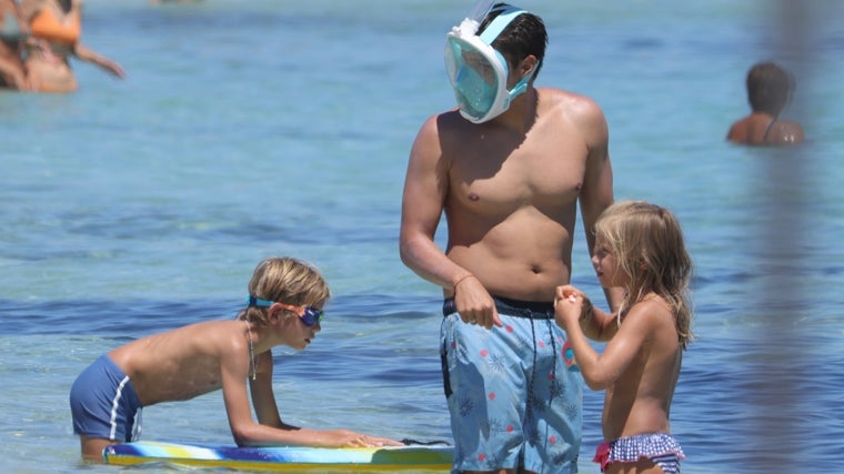 Carlos Baute, junto a sus hijos en el mar de Formentera.