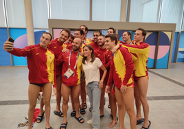 La Reina Letizia se suma a la celebración del equipo masculino de waterpolo en los JJ.OO.