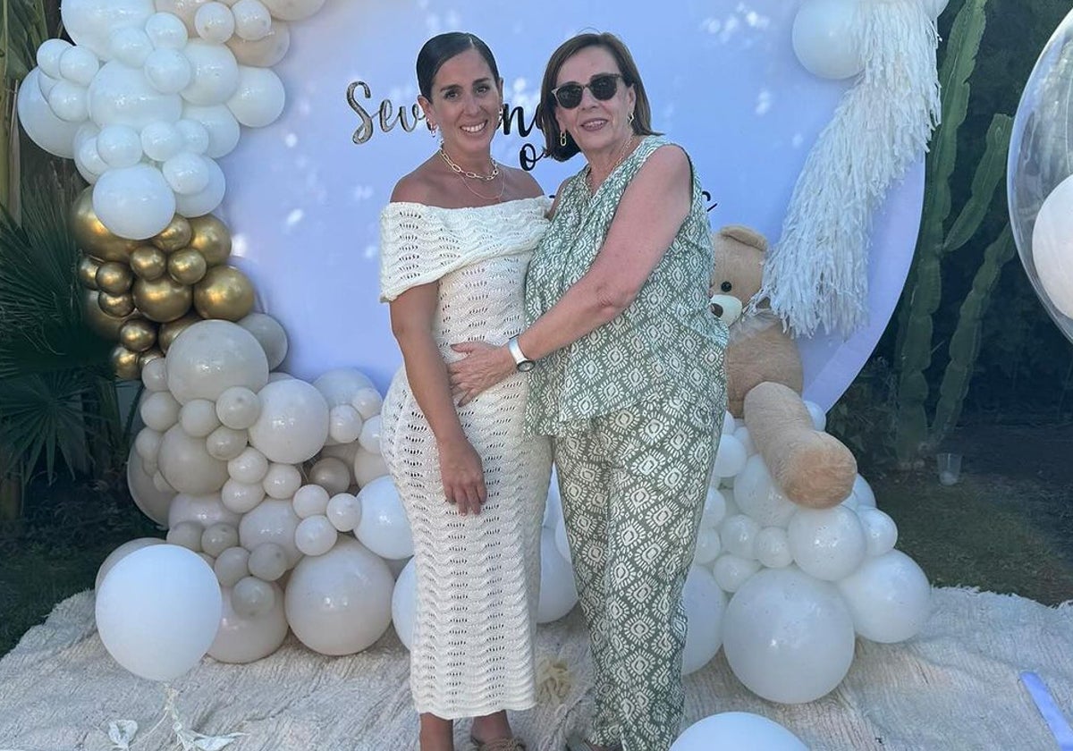 Anabel Pantoja y su madre, Mercedes Bernal, en su 'gender reveal'