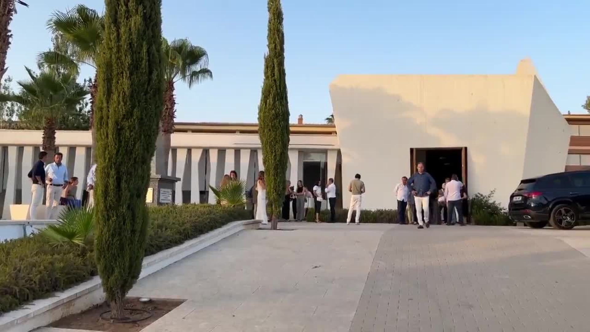 Cari Lapique, Caritina y Carla Goyanes llegan a la incineración de Carlos Goyanes