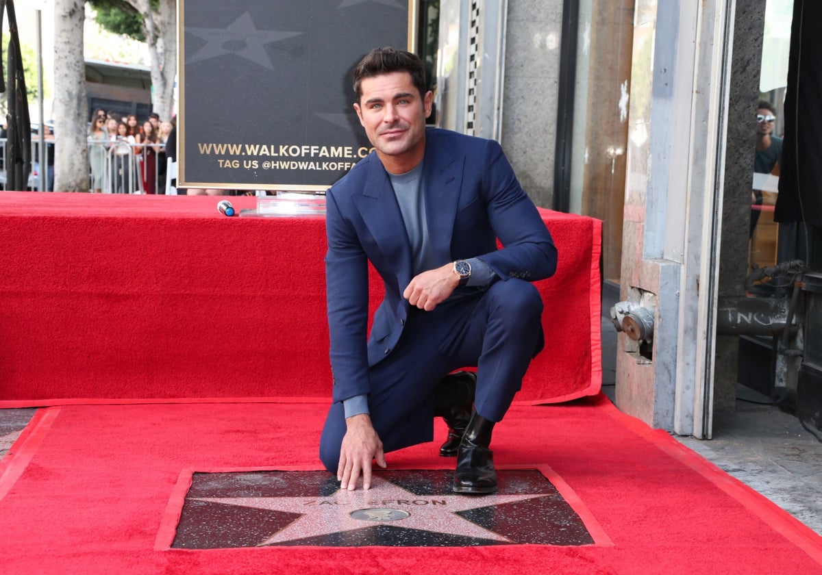 Zac Efron junto a su estrella en el Paseo de la fama, en Hollywood