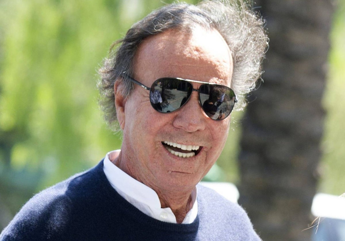 Julio Iglesias reaparece conmovido con un comunicado por la muerte de «un amigo del alma»