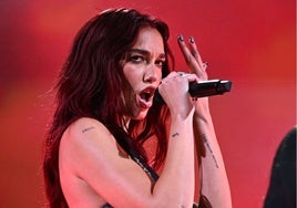 El 29º cumpleaños de Dua Lipa en Ibiza: flamenco, macarrones y arriesgadas transparencias