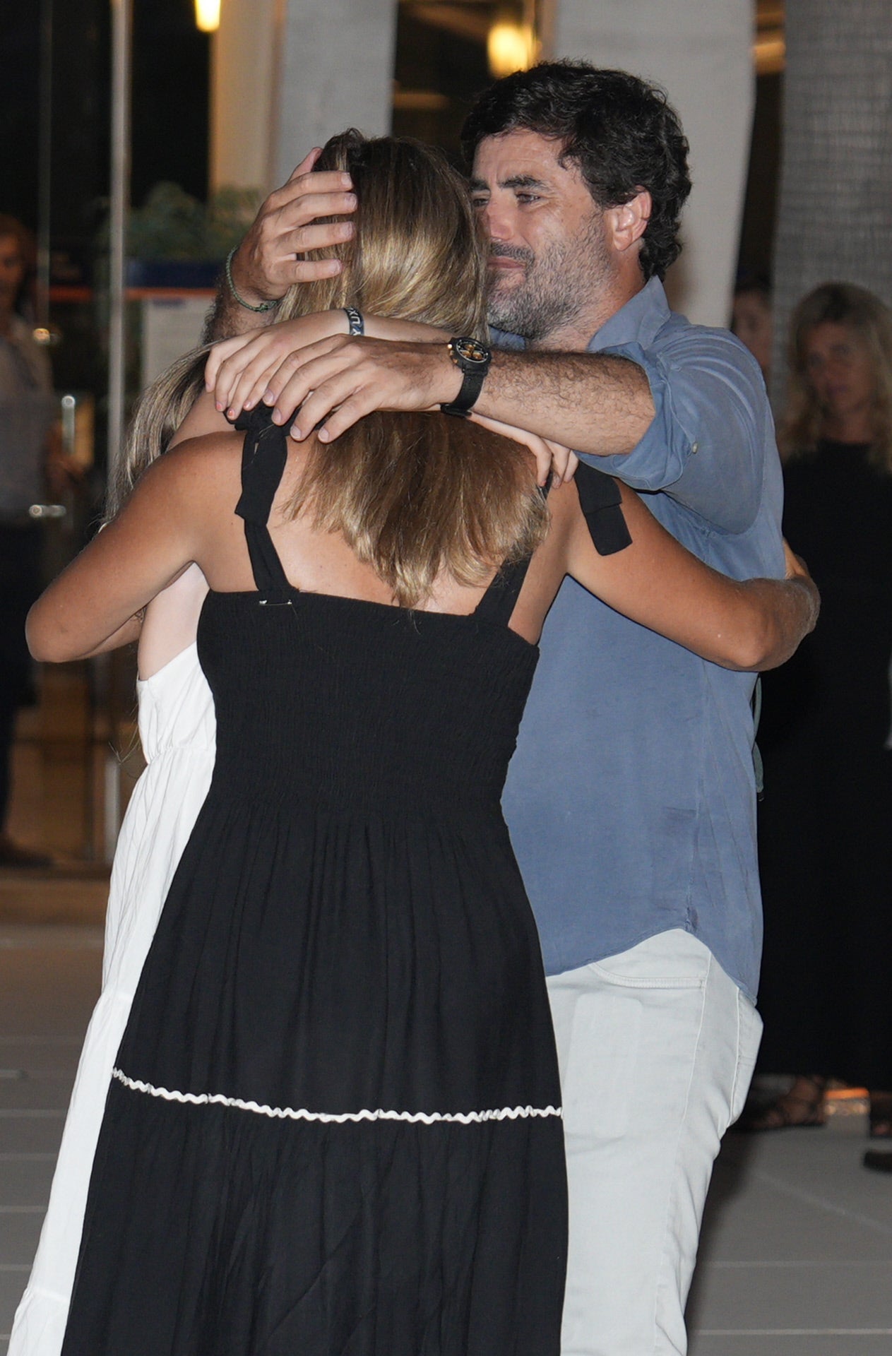 Manuel Matos y Carla Goyanes se abrazan desconsoladamente