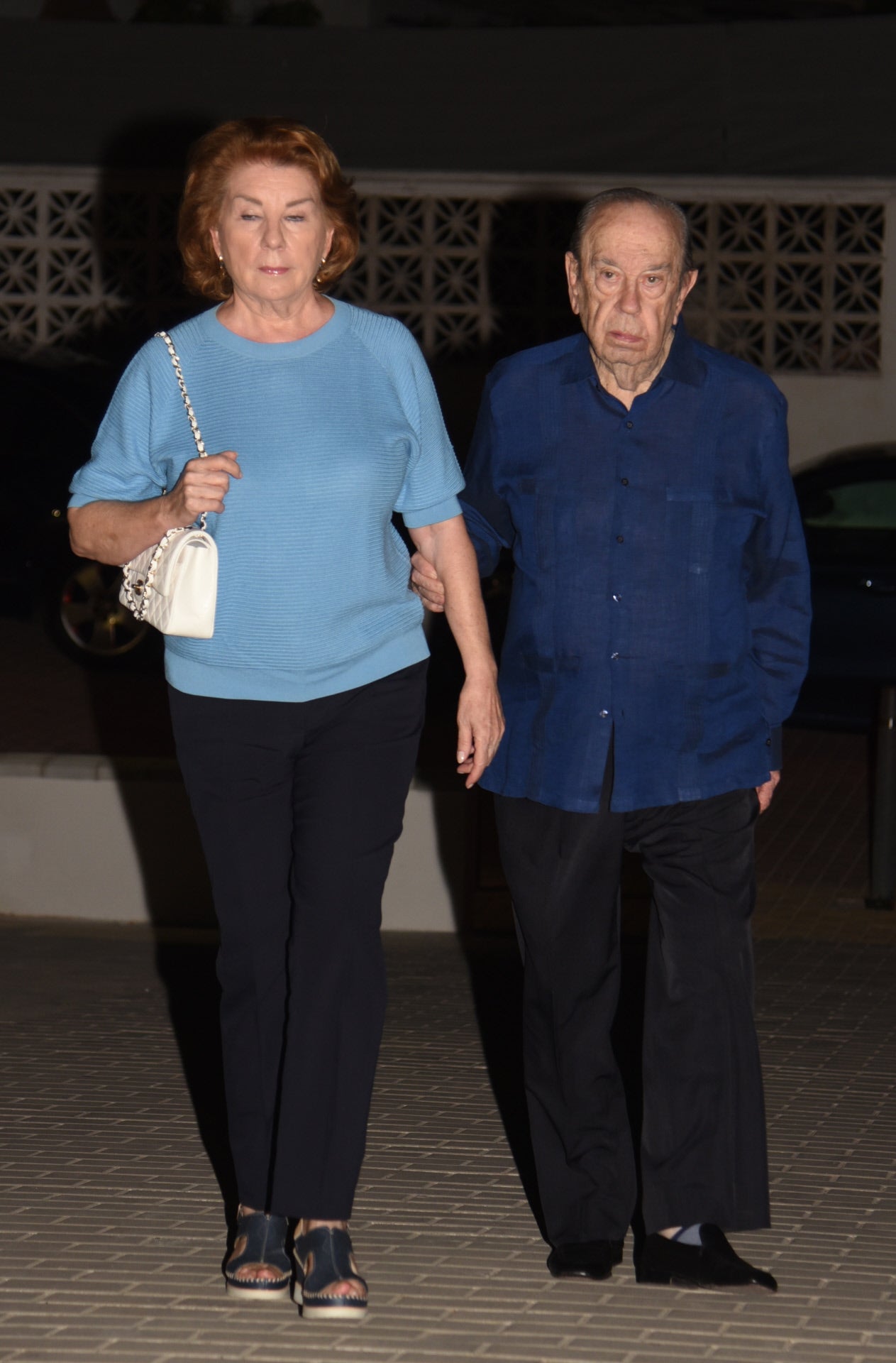 Jose Maria Amusategui y Amalia de León llegando al tanatorio