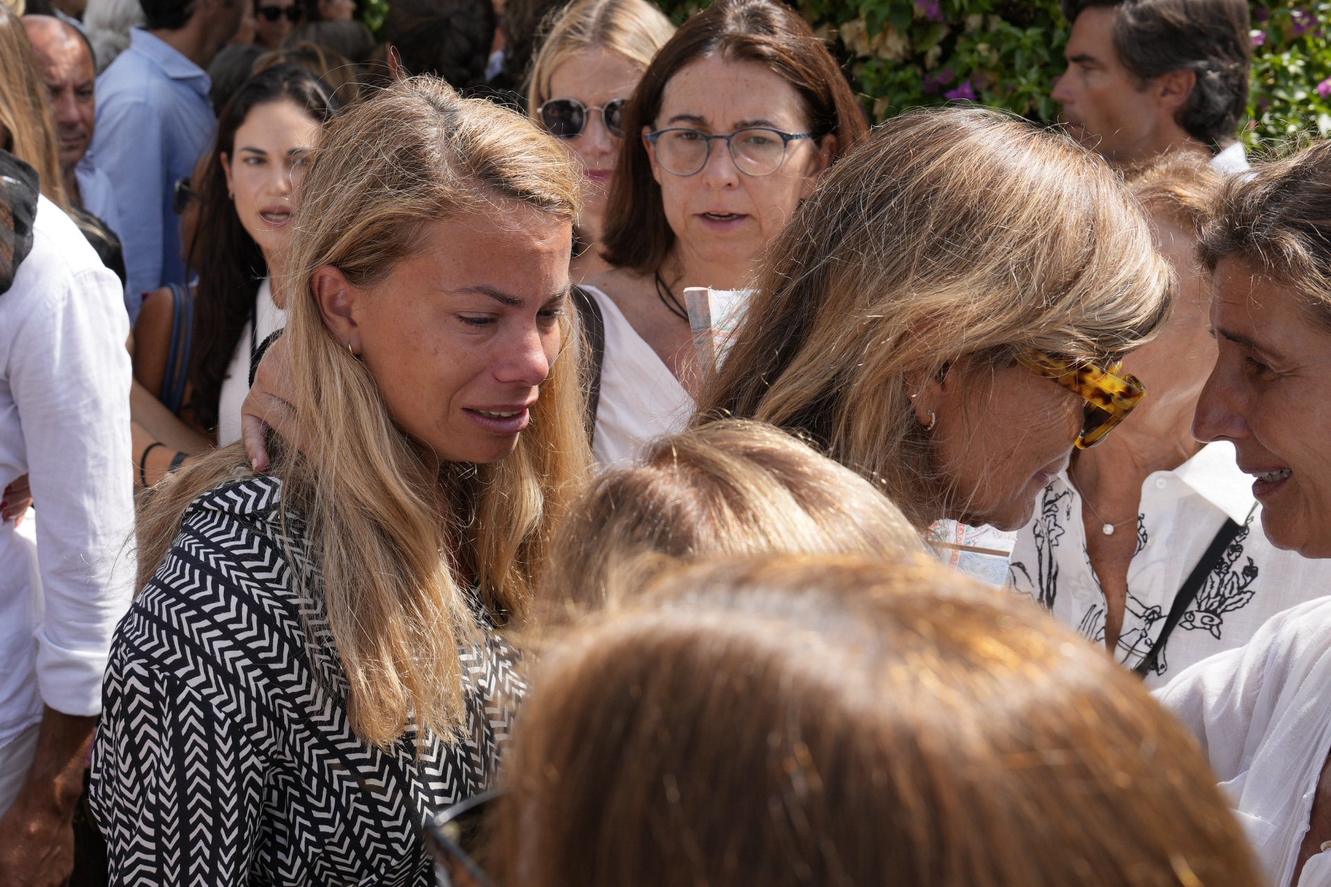 Madre e hija saludaron entre lágrimas a los allí presentes antes de marcharse