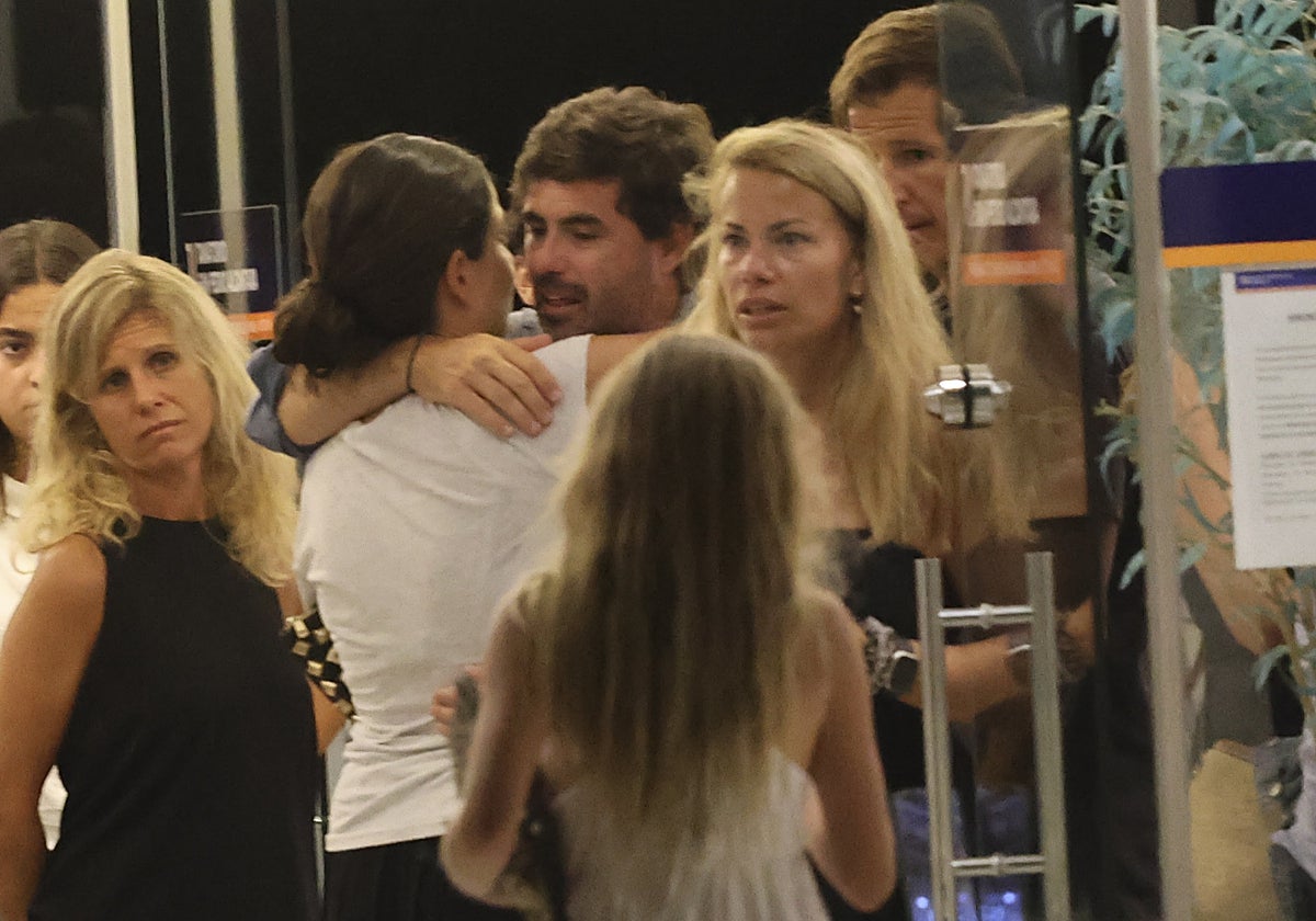 La familia Goyanes Lapique, destrozada por el dolor, en la capilla ardiente de Caritina