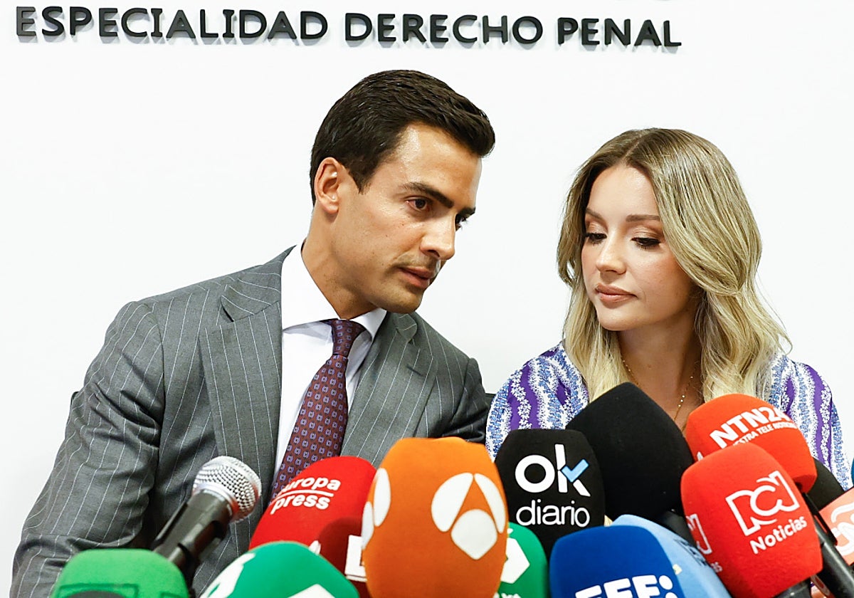 Juango Ospina y Beatriz Uriarte, abogados de la familia Arrieta, en la multitudinaria rueda de prensa de hoy.