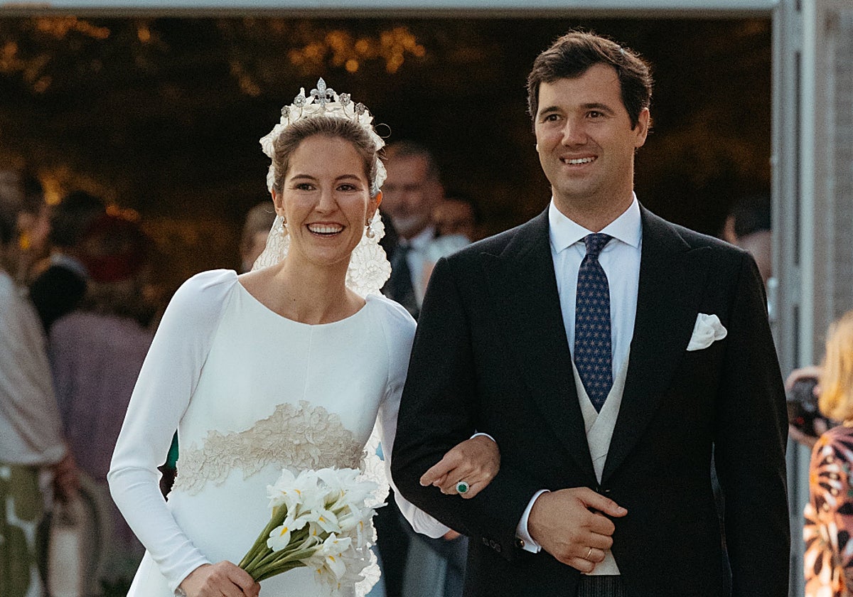 Victoria López-Quesada y Enrique Moreno de la Cova, tras darse el 'sí, quiero'.