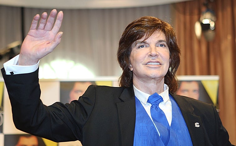 Imagen principal - Arriba, Camilo Sesto durante la presentación de su disco 'Camilo 70'. Izquierda, foto frontal del mausoleo al que se trasladarán sus cenizas el próximo 16 de septiembre. Derecha, el cantante con su hijo, Camilo Blanes, que fue su heredero 